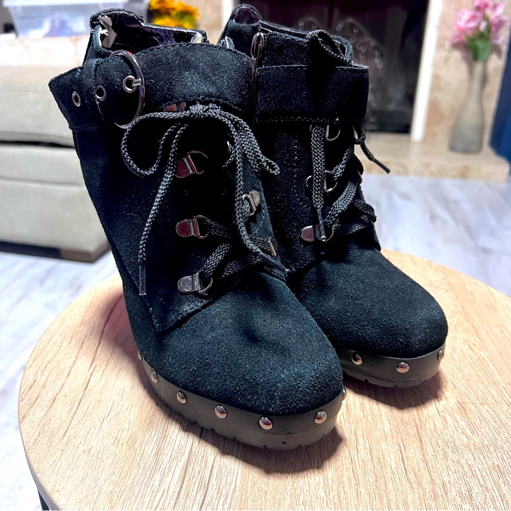 COLIN STUART Women’s Ankle Booties suede  Heel 4.8” size 8.5 laced up and buckle